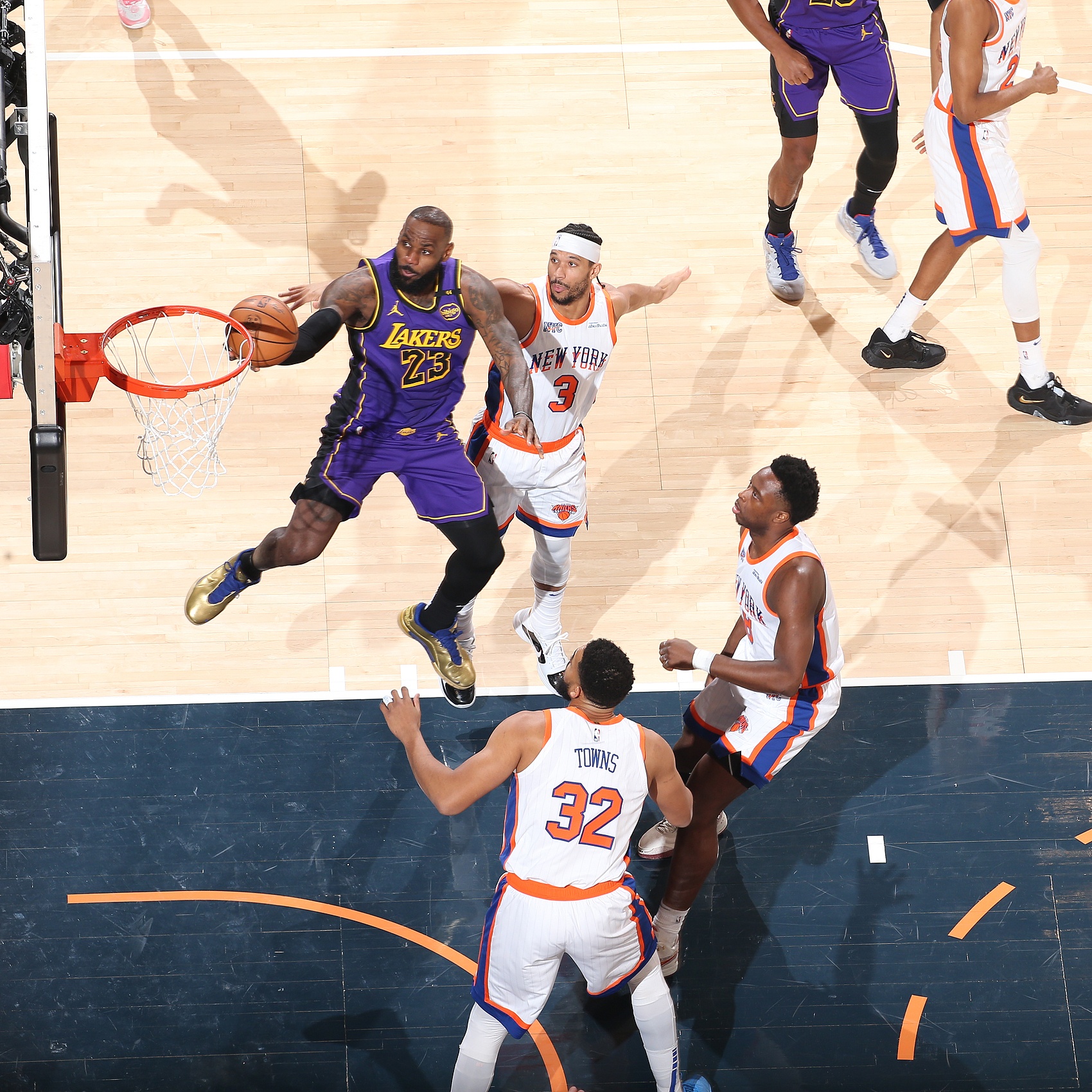 TK体育-包含詹姆斯巅峰对决,Faker与50激战湖人分钟,惊险取胜胜负难料!的词条